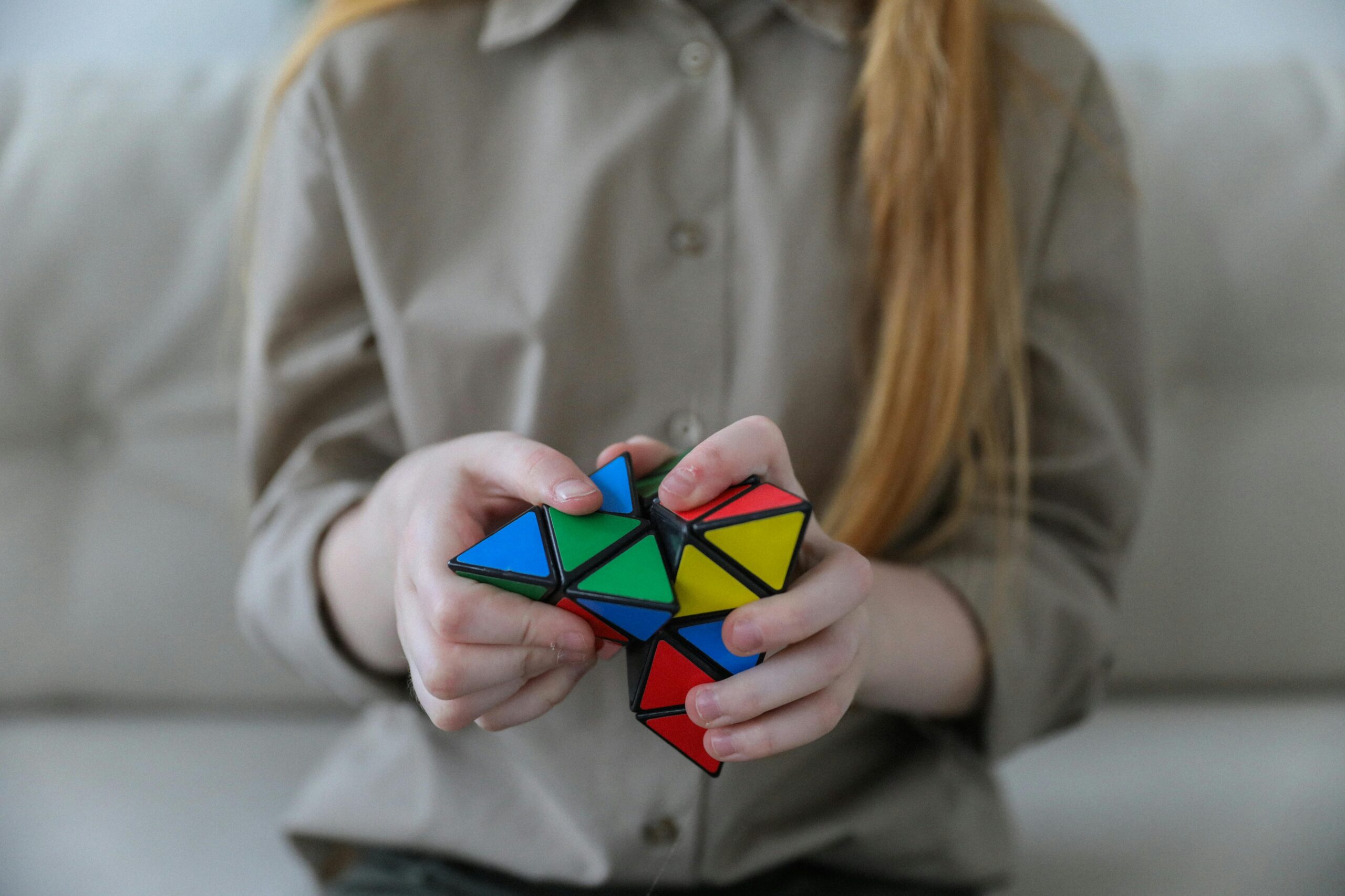 Enfant manipulant un casse-tête coloré, illustrant une évaluation cognitive avec le WISC-V (échelle d'intelligence de Wechsler pour enfants et adolescents – quatrième édition) réalisée par Florence Ronco, neuropsychologue à Paris 5.