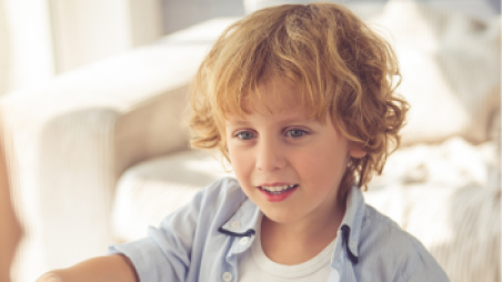 Jeune enfant souriant, illustrant l'évaluation cognitive WPPSI-IV (échelle d'intelligence de Wechsler pour la période pré-scolaire et primaire – quatrième édition) réalisée par Florence Ronco, neuropsychologue à Paris 5.