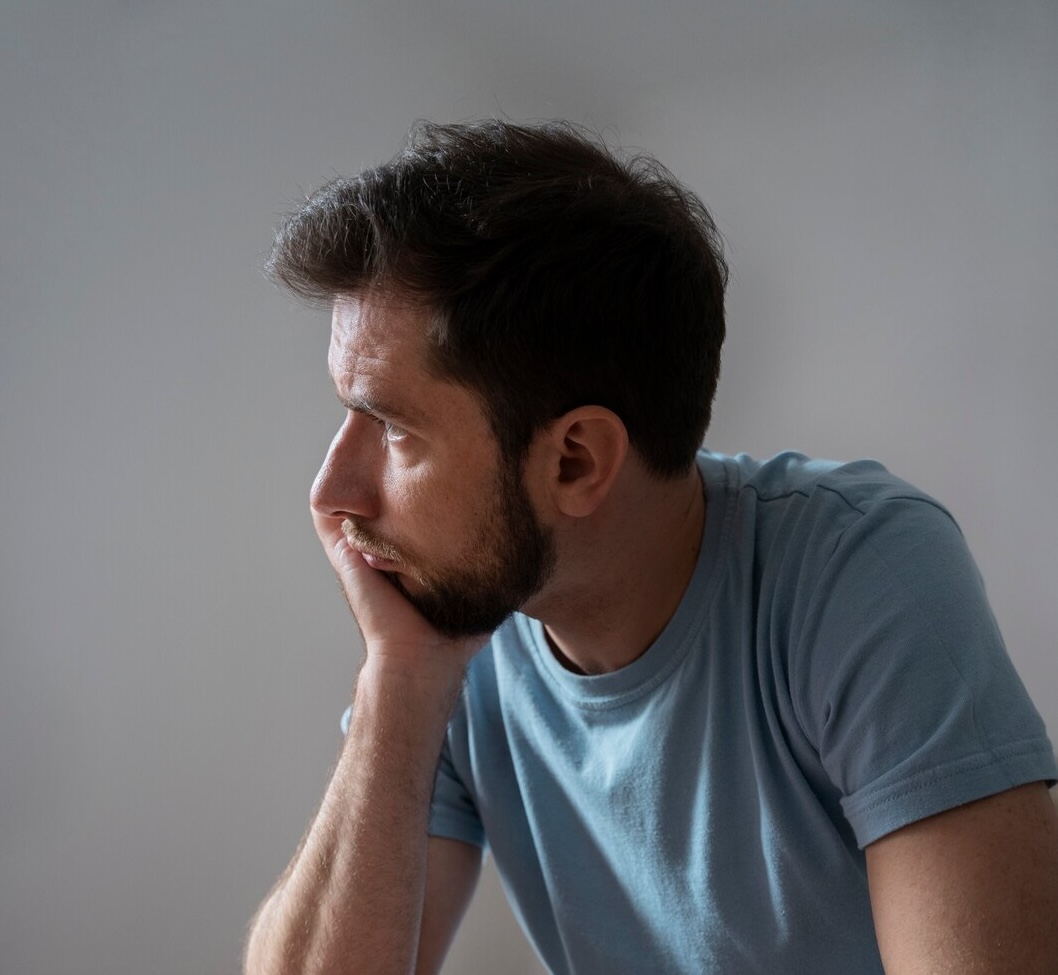 Homme pensif illustrant un bilan neuropsychologique avec le BDI-II, Inventaire de dépression de Beck (1998) par Florence Ronco, neuropsychologue à Paris 5.