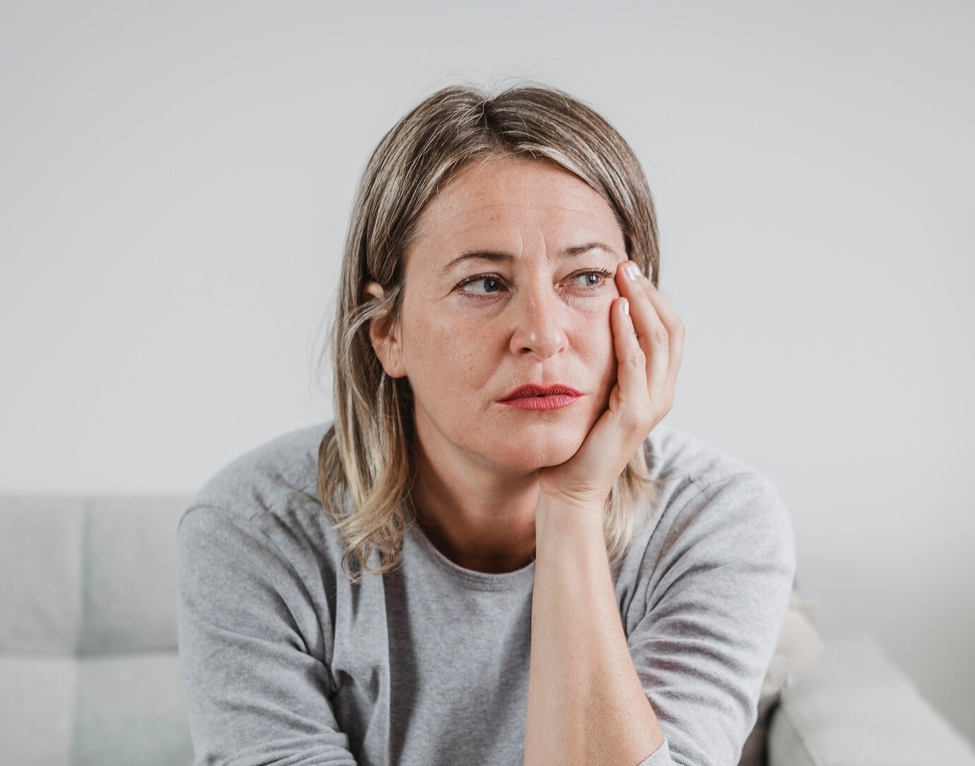 Femme adulte assise sur un canapé, illustrant un bilan neuropsychologique avec le MMPI-2-RF (Inventaire multiphasique de personnalité du Minnesota-2 – Forme restructurée, 2013) réalisé par Florence Ronco, neuropsychologue à Paris 5.